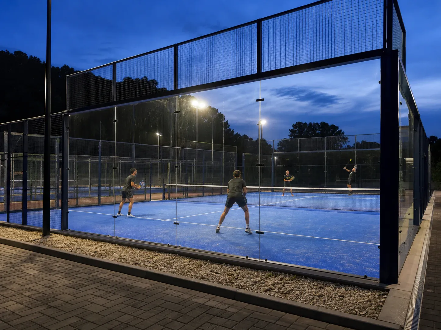 Beleuchteter Court am Abend. KI-generiertes Bild.